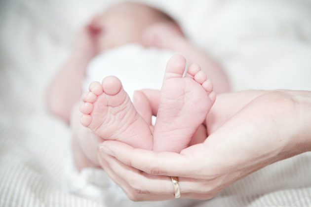 Uma bebê de apenas 6 dias não resistiu após ingerir chumbinho e faleceu. (Foto Pexels)