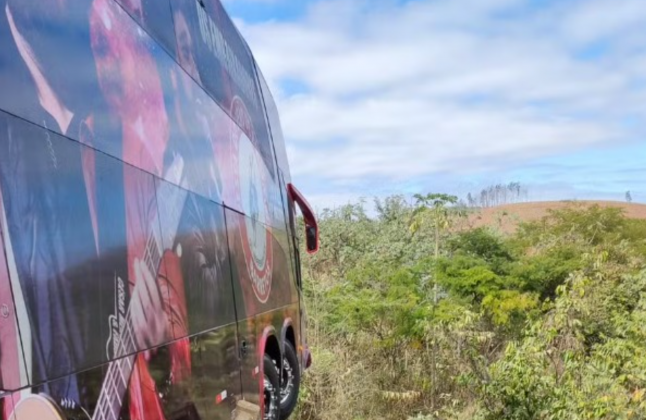 “Mais um livramento”, diz César Menotti após sofrer acidente de ônibus em MG. (Foto: Instagram)