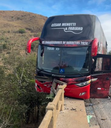 Segundo relatos, o choque ocorreu quando os três veículos estavam transitando pela ponte. (Foto: Instagram)