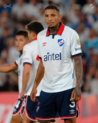 O atleta sofreu um problema cardíaco durante o jogo. (Foto Instagram)