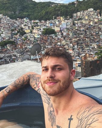 Recentemente, o influenciador Gustavo Tubarão, de 24 anos, chocou ao revelar seu vício em conteúdo adulto, comparando a intensidade do seu hábito ao uso de drogas. (Foto Instagram)