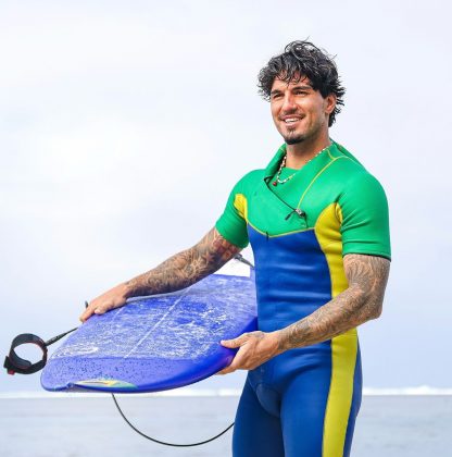 Gabriel Medina se encontra com o fotógrafo que fez o seu registro histórico no Taiti (Foto: Instagram)