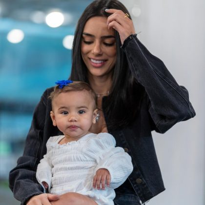 Neymar aparece alimentando a filha Mavie no colo. (Foto: Instagram)