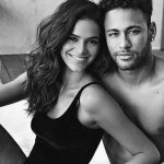 Um dos relacionamentos mais conhecidos e comentados da atriz foi com o jogador de futebol Neymar Jr. Conhecido como “Brumar”, o casal iniciou seu romance em 2012 e oficializou a relação em 2013. (Foto Divulgação)