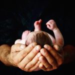 “A criança está segura, cuidada, encontra-se bem e junto da família paterna recebendo amor e carinho”, concluiu. (Foto Unsplash)