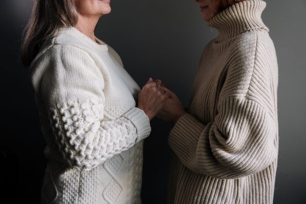 Os conselheiros, ao questionarem a mãe sobre a possibilidade de ela ter fornecido drogas às crianças. (Foto Pexels)