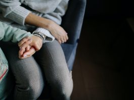 Mulher é presa por agredir mãe, irmã e filho com tesoura e pedaços de madeira. (Foto Pexels)