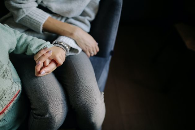 Mulher é presa por agredir mãe, irmã e filho com tesoura e pedaços de madeira. (Foto Pexels)