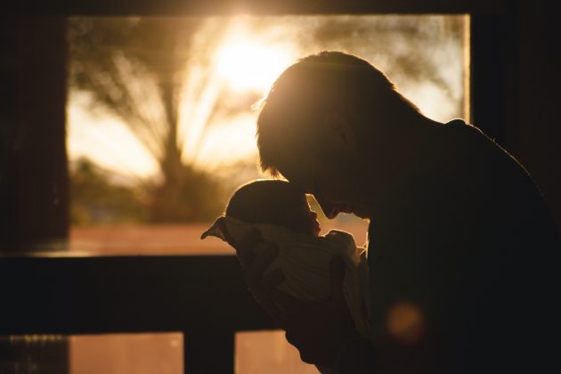 Pai desabafa após morte trágica do filho pelas mãos da mãe. (Foto Pexels)