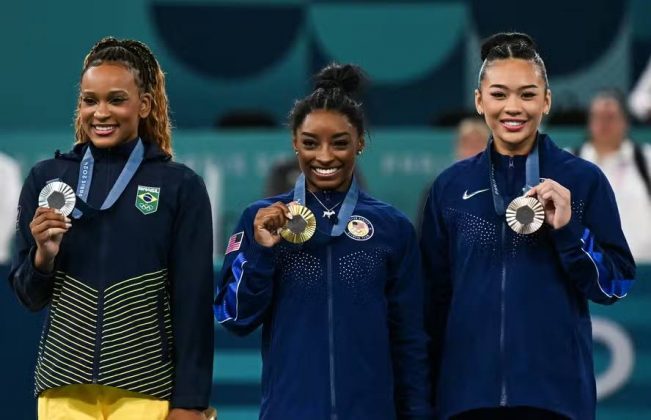 Documentário de Simone Biles exibirá derrota para Rebeca Andrade. (Foto: Paul ELLIS/AFP)