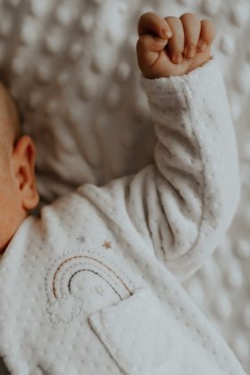 Kleber Lopes, pai de um menino de 3 anos, vive um dos piores momentos de sua vida. (Foto Unsplash)