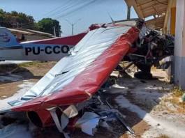 Avião atinge van e moto e deixa dois feridos graves em Teresina. (Foto: Divulgação PRF)