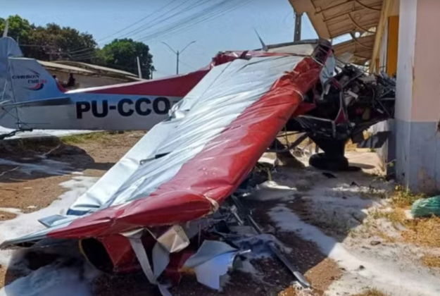 Avião atinge van e moto e deixa dois feridos graves em Teresina. (Foto: Divulgação PRF)