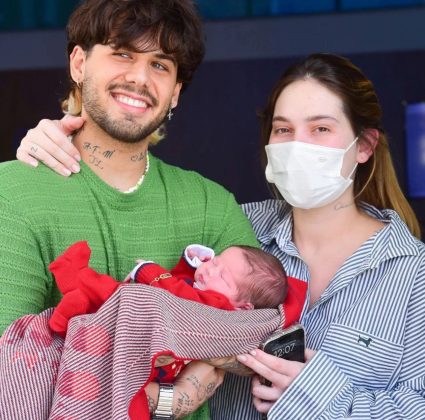 Virginia e Zé Felipe deixam maternidade com José Leonardo nos braços. (Foto: Reprodução)