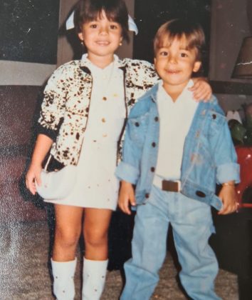 Sandy celebra o Dia dos Irmãos com foto nostálgica ao lado de Junior Lima (Foto: Instagram)