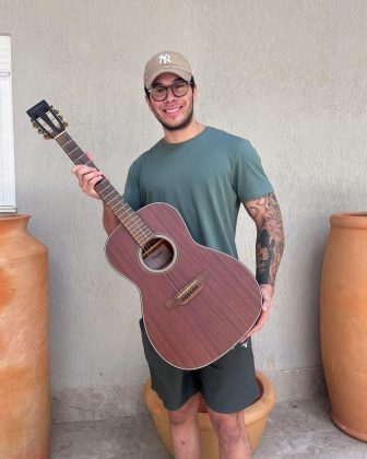 "Antes do acidente, minha irmã me apadrinhou como cantor, e assim montei uma dupla pra começar na carreira artística". (Foto Instagram)