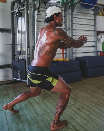 surfista, Gabriel Medina foi filmado enquanto fazia aula de fisioterapia integrativa, em um Centro Integrativo de Saúde e Bem-Estar, em São Paulo (Foto: Instagram)