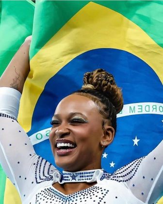 "Nunca recebi críticas pelas minhas características. Tive muita sorte, pois vivemos num país em que muitas vezes a gente sofre com isso". (Foto Instagram)