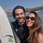 “Olha, eu adoro a sua namorada, adoro a Sabrina Sato, minha amiga de décadas,” disse Luciano Huck, Prattes então interrompeu com entusiasmo: “Agora noiva!”. (Foto Instagram)