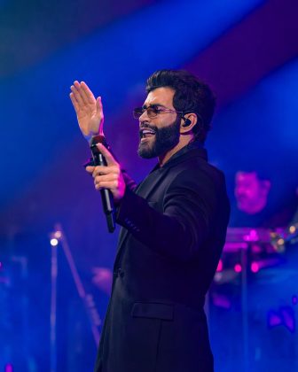 Gusttavo Lima dá palinha da música Balada no meio da rua em Atenas, na Grécia (Foto: Instagram)