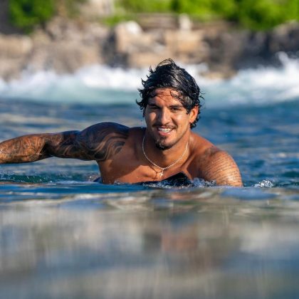 Gabriel Medina surge fazendo fisioterapia e internet alfineta: "Sua vez, Neymar" (Foto: Instagram)