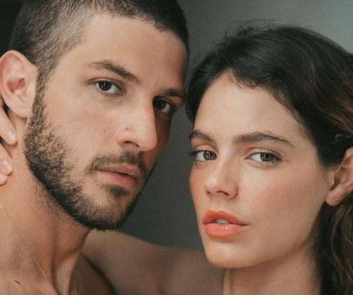 Chay Suede faz balanço sobre dez anos da relação com Laura Neiva: "Minha alma gêmea". (Foto: Instagram)