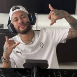 Nos stories, Neymar aparece passeando com a filha. (Foto: Instagram)