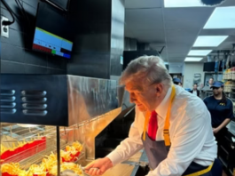 Trump "trabalha" em MC Donalds e manda feliz aniversário à Kamala. (Foto: Rede Social)