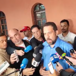 Boulos protocola pedido de inelegibilidade de Tarcísio e Nunes. (Foto: Reprodução Record)