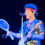 Bruno Mars surpreende fãs ao levar raquete para matar mosquitos para show em Brasília. (Foto: Instagram)