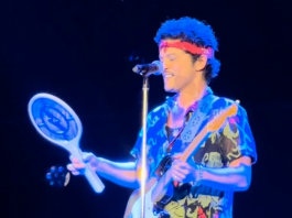 Bruno Mars surpreende fãs ao levar raquete para matar mosquitos para show em Brasília. (Foto: Instagram)