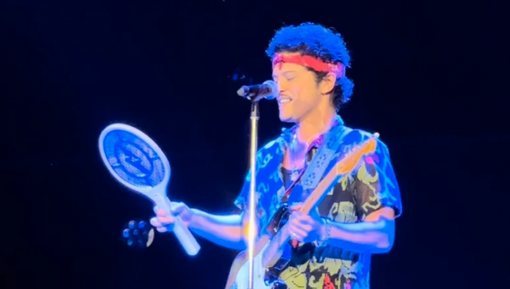 Bruno Mars surpreende fãs ao levar raquete para matar mosquitos para show em Brasília. (Foto: Instagram)