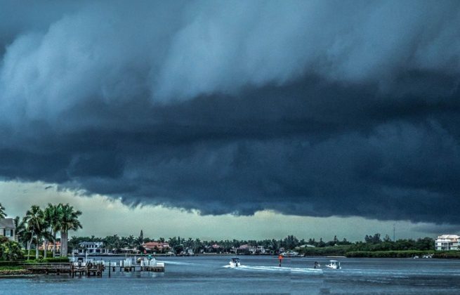 A Divisão de Gerenciamento de Emergência da Flórida orientou também que moradores de outras nove regiões deixem suas residências. (Foto: Instagram)