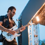 Cantor pede "ajuda" financeira aos fãs durante show em Brasília. (Foto: Instagram)