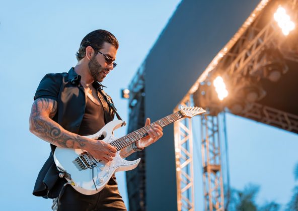 Cantor pede "ajuda" financeira aos fãs durante show em Brasília. (Foto: Instagram)