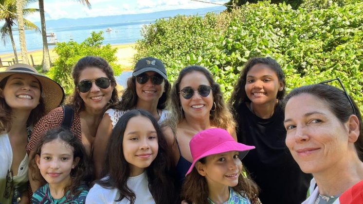 Daniela Mercury e sua companheira Malu Verçosa aumentaram a família adotando três meninas: Ana Alice, Ana Isabel e Márcia. Antes das meninas, a cantora já era mãe de Giovanna e Gabriel, fruto do seu casamento anterior (Foto: Instagram)