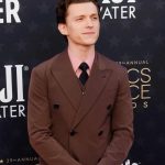 Fechando o pódio, o galã da Marvel, Tom Holland, de 28 anos, ocupa o terceiro lugar com £ 30,6 milhões (R$ 228 milhões). (Foto Instagram)