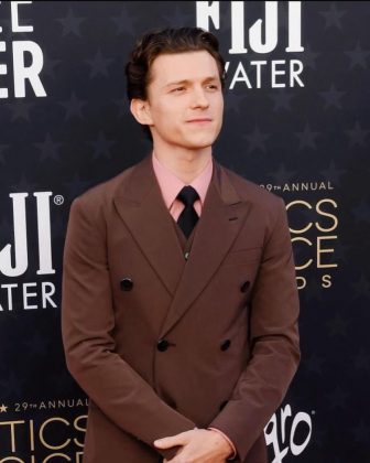 Fechando o pódio, o galã da Marvel, Tom Holland, de 28 anos, ocupa o terceiro lugar com £ 30,6 milhões (R$ 228 milhões). (Foto Instagram)