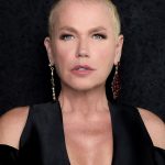 A apresentadora Xuxa Meneghel recentemente chamou a atenção dos internautas ao perder a paciência com uma fã que a ofendeu e a cuspiu. (Foto Instagram)