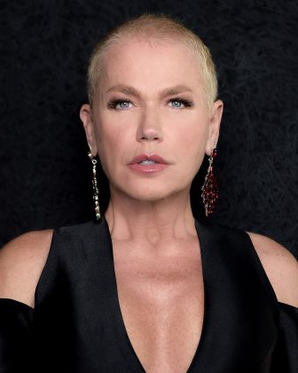 A apresentadora Xuxa Meneghel recentemente chamou a atenção dos internautas ao perder a paciência com uma fã que a ofendeu e a cuspiu. (Foto Instagram)