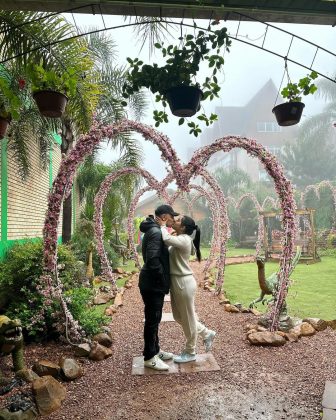 Nesta segunda-feira (07), Ary Mirelle mostrou nas suas redes sociais fotos de João Gomes durante a prova do seu terno de casamento (Foto: Instagram)