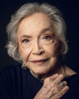 Iniciando sua trajetória nos palcos na década de 1950, Nathalia Timberg possui mais de 60 anos de carreira, atuando em grandes peças de teatro, cinema e televisão. (Foto Instagram)