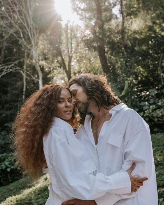 Ambos se identificam como bi e vivem um relacionamento aberto. (Foto Instagram)