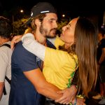 Em outra foto, eles aparecem sorridentes segurando um bebê no colo, levantando ainda mais suspeitas. (Foto Instagram)