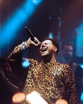 O cantor Ferrugem foi responsável por pisar no braço de um fã durante um show no interior da Bahia, em 2019. (Foto Instagram)