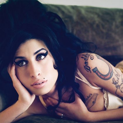 A talentosa cantora britânica Amy Winehouse faleceu em 2011, aos 27 anos, devido ao consumo excessivo de álcool. (Foto Instagram)