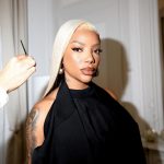 Com cabelo platinado, Ludmilla comparece a desfile da Balenciaga em Paris (Foto: Instagram)