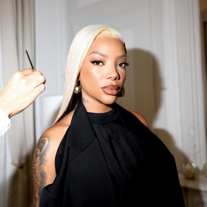 Com cabelo platinado, Ludmilla comparece a desfile da Balenciaga em Paris (Foto: Instagram)