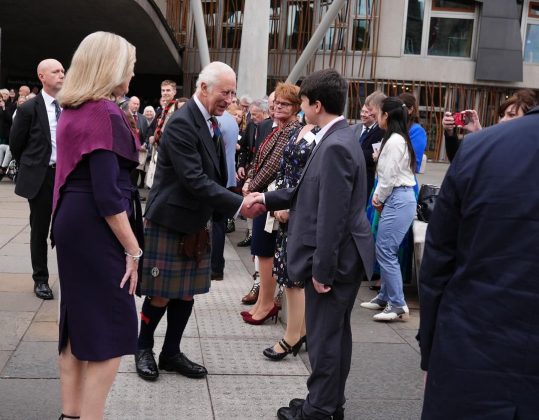 Nesta sexta-feira (18), o Rei Charles III fará a sua primeira viagem oficial desde que assumiu o trono, com destino À Austrália e Samoa. (Foto: Instagram)