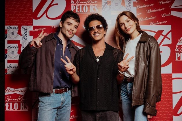 João Lucas e Sasha tietam Bruno Mars em São Paulo: "Nós e Bruninho" (Foto: Instagram)